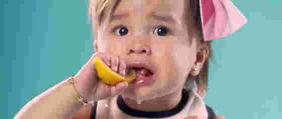 酸っぱいものを食べた子供