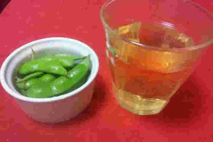 梅酒と枝豆の画像