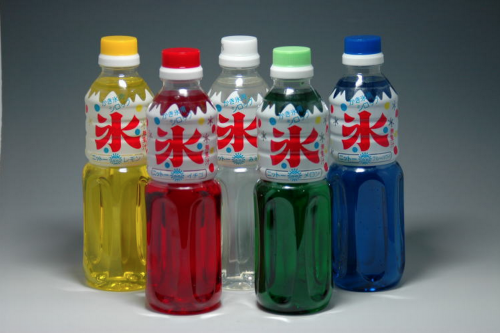 5つのかき氷のシロップが並んでいる