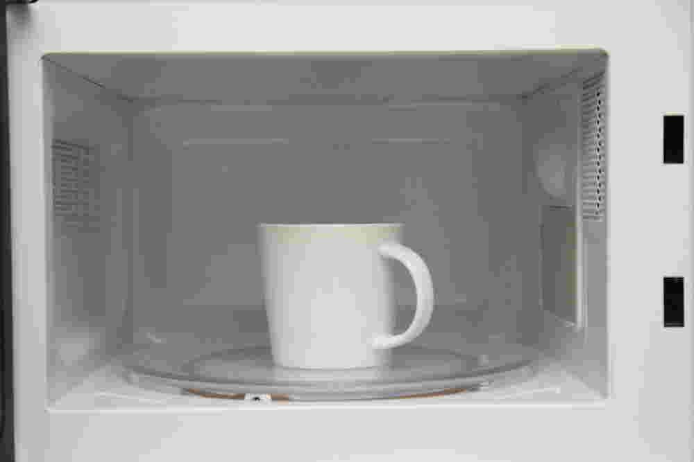 電子レンジにマグカップが入っている画像