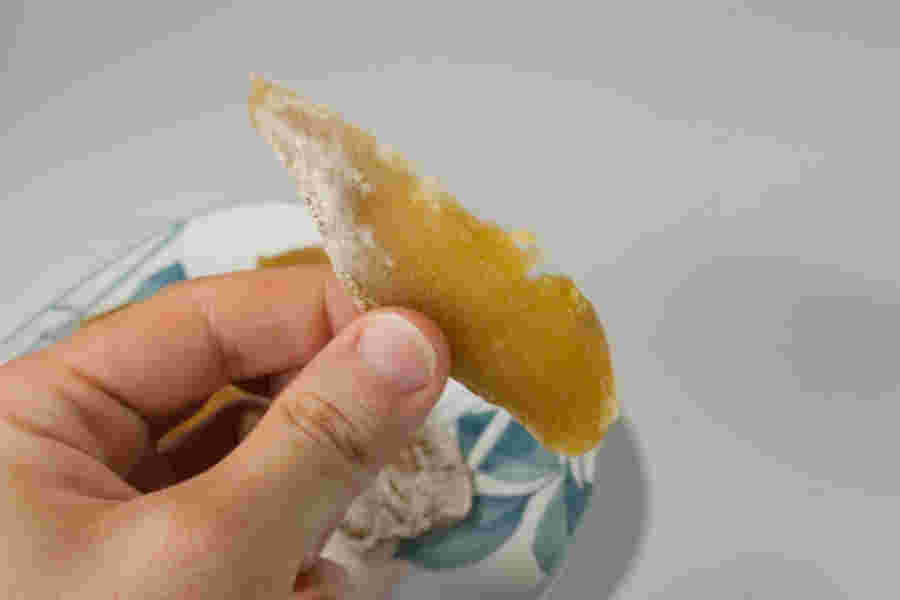 干し芋1枚を手に取っている様子