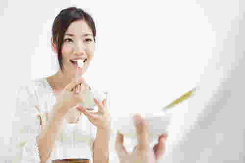 ご飯を食べる女性