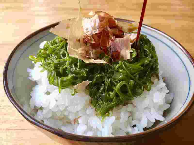 刻みめかぶとかつお節をのせたご飯
