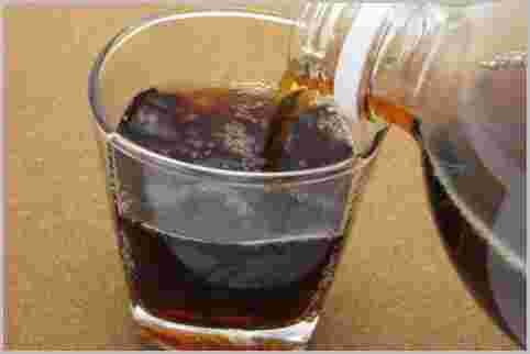 カラメル色素による飲料の色づき