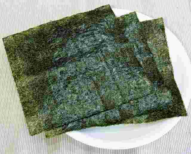 白いお皿に乗った3枚の焼き海苔