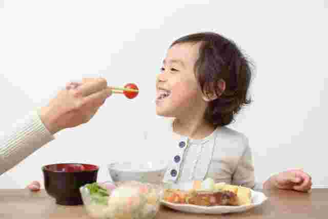 食事をする子供