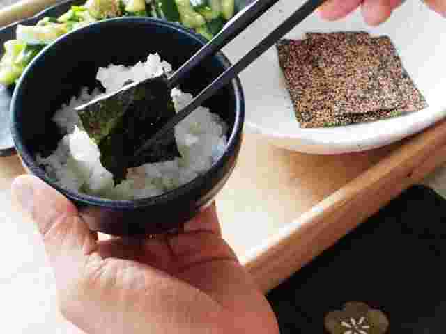 海苔でごはんを巻いて食べる