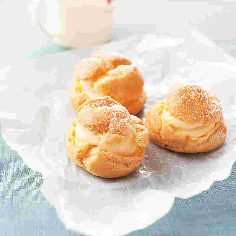 3つ並んだシュークリーム