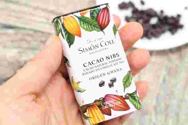 シモンコール ダークチョコレートカカオニブを持った画像