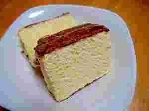 生クリームをカステラにしみこませた様子