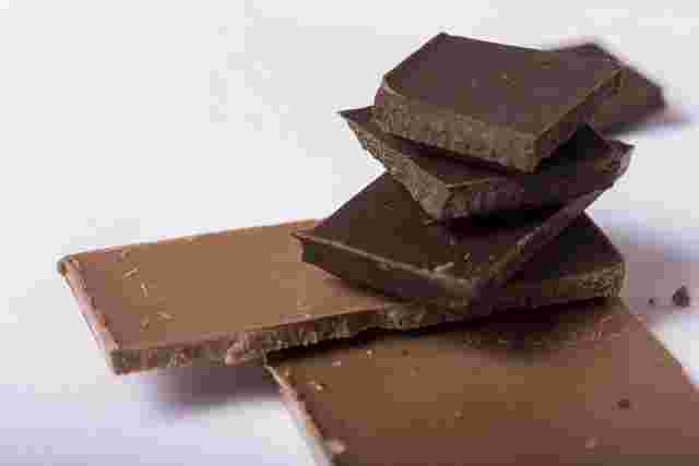 色々な濃さのチョコレートの画像