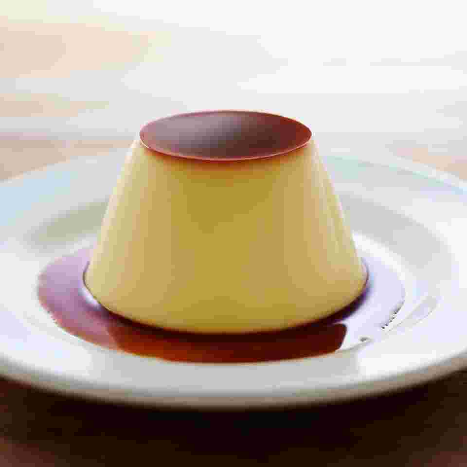 カラメルがきれいに施された贅沢な味わいのプリン