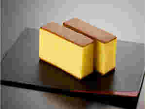 贈り物、お土産に最適なカステラをカットして皿に盛った様子