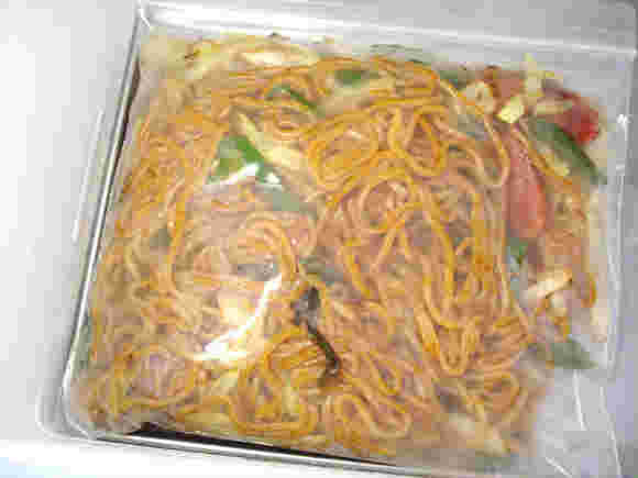 焼きそばを冷凍するためジップロックに入れる
