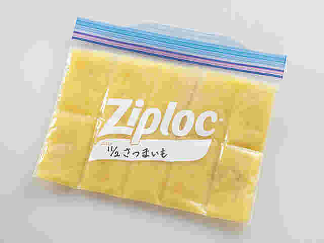 つぶしてフリーザーバッグに入れたさつまいも