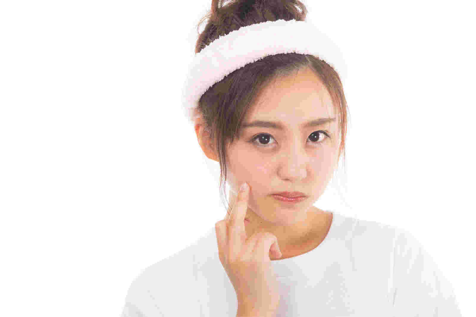 肌の調子を気にする女性