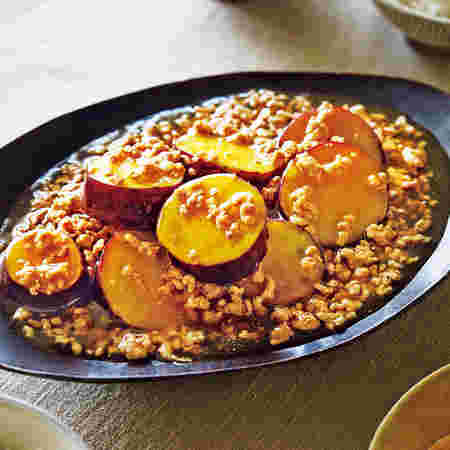 皿に盛ったアツアツのさつまいも料理