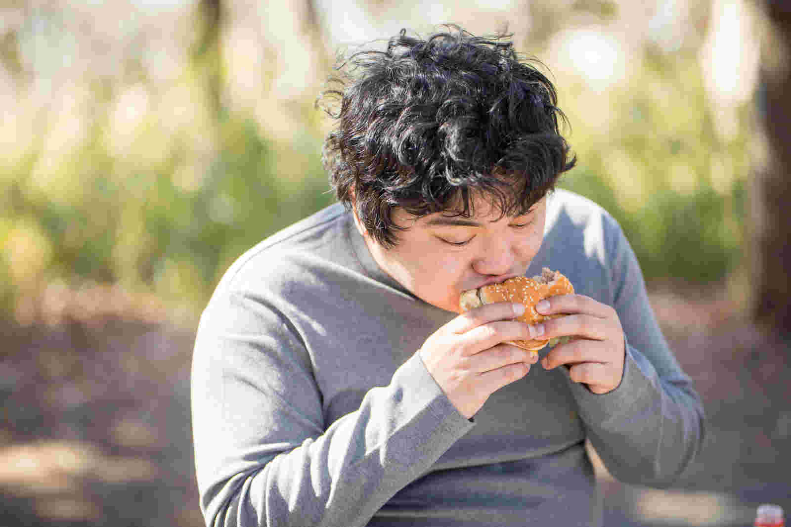 食べすぎな男性