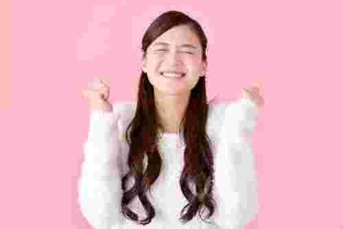 安心して喜ぶ女性