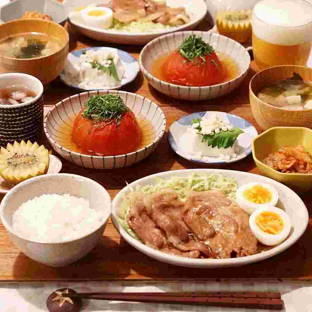 食卓いっぱいに並べられた美味しそうな夕飯