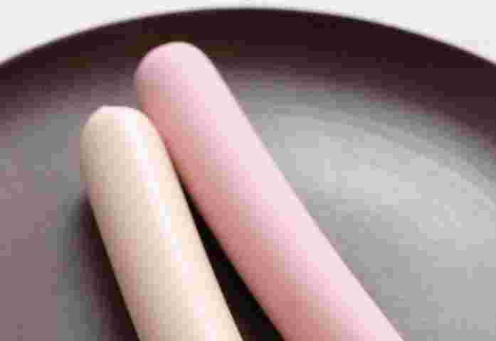 フライパンの上の魚肉ソーセージ