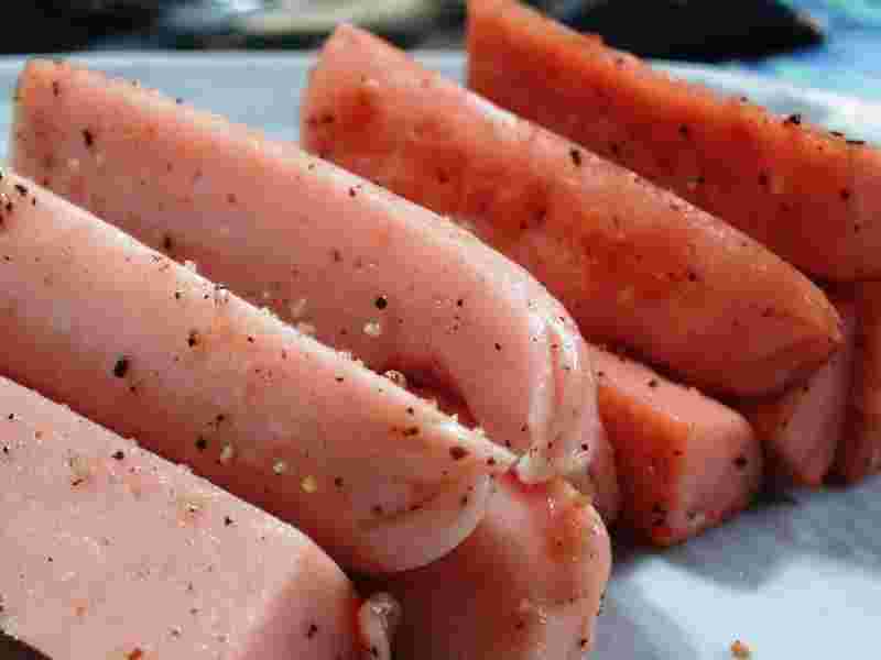 塩コショウをふった魚肉ソーセージ