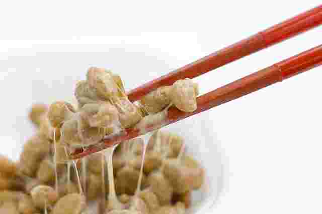 パックの納豆から伸ばした納豆