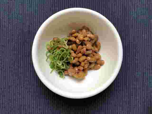 白いお皿に入った納豆とネギ