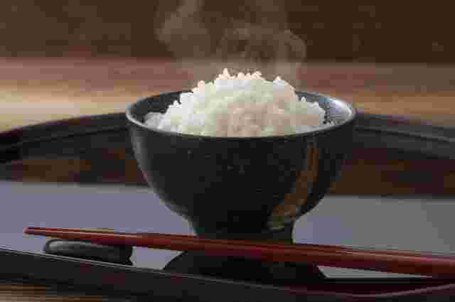 黒い茶碗に入ったご飯1膳