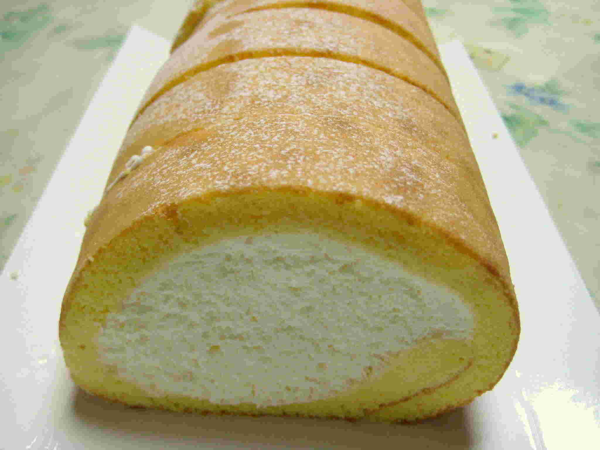 生クリームたっぷりのロールケーキ