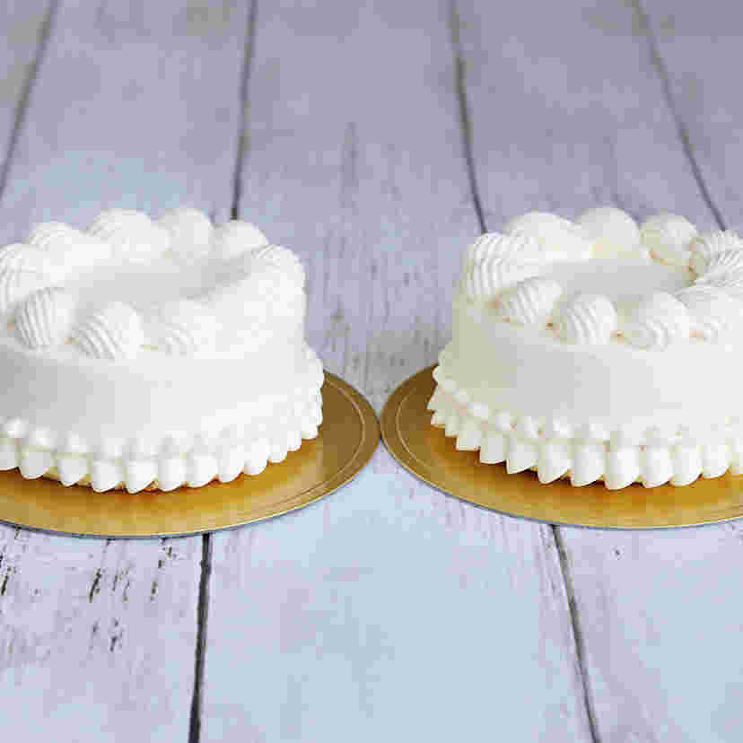 生クリームをデコレーションしたケーキ