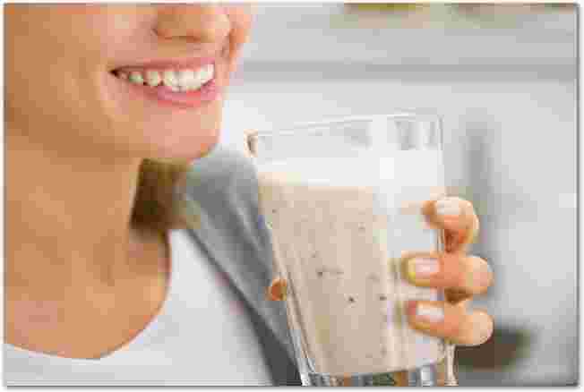 ドリンクを飲む女性