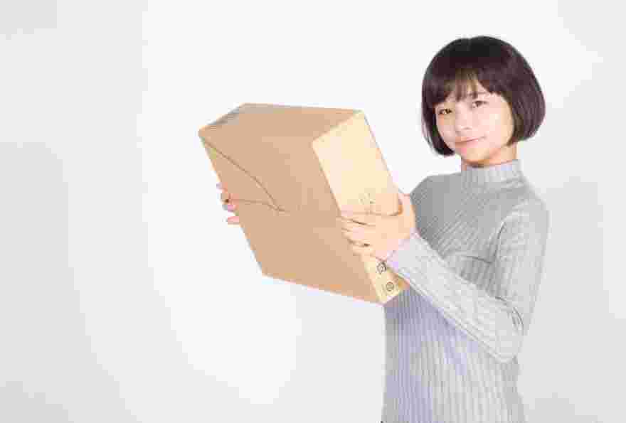 段ボール箱を持った女性