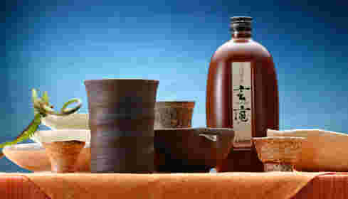 アサヒビールから生まれたそば焼酎「アサヒ 玄庵」とお猪口が多数ある