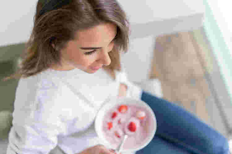 イチゴのフルーチェを食事と置き換えて食べている女性