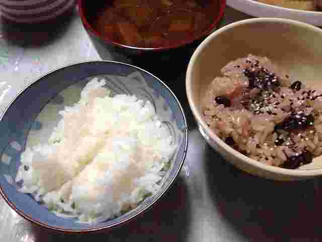 茶碗に入った白ごはんと赤飯