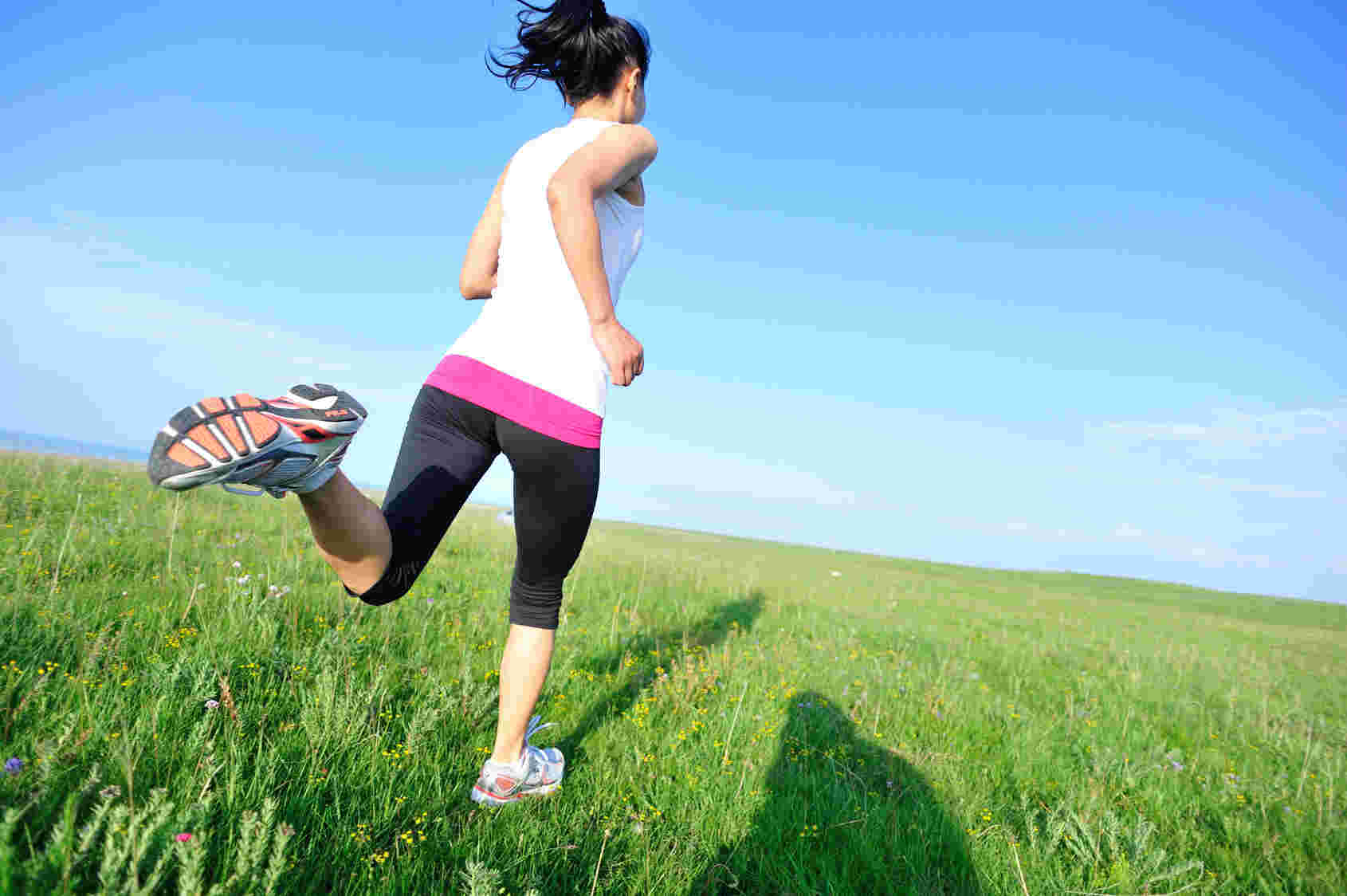健康的に痩せてランニングしている女性