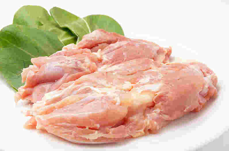 白い皿にのせた鶏もも肉