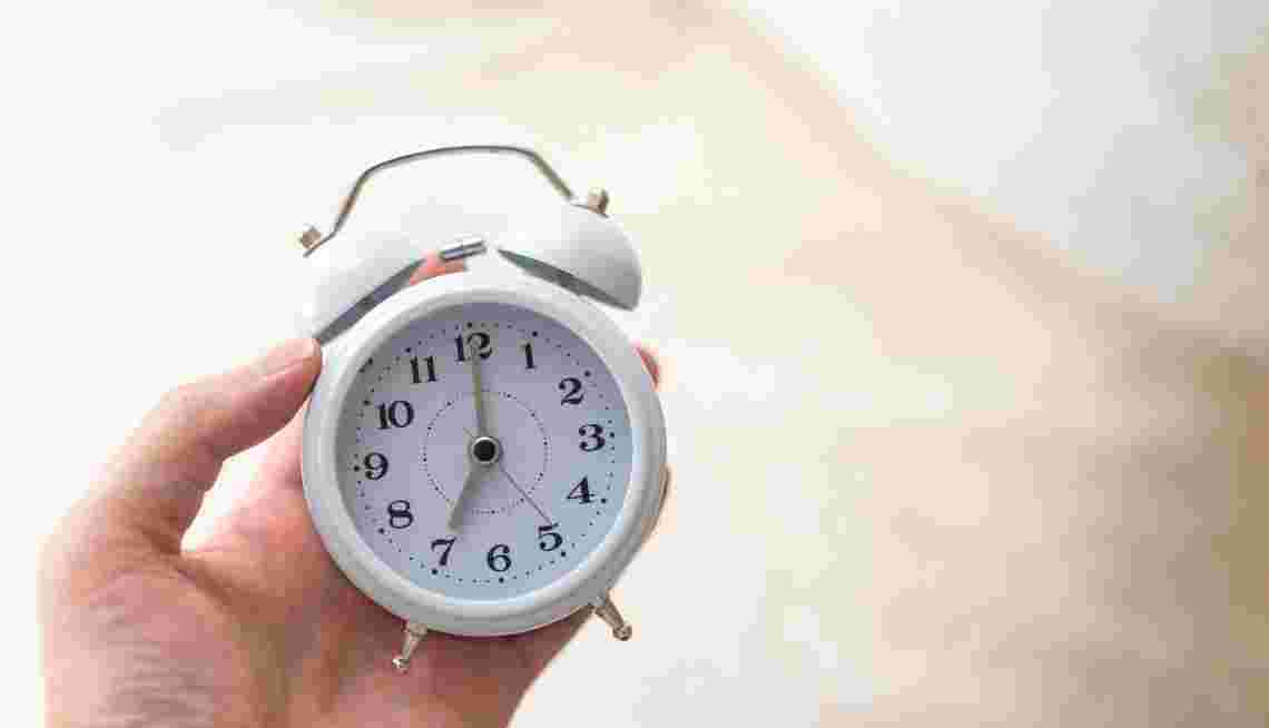 時計をもっている手