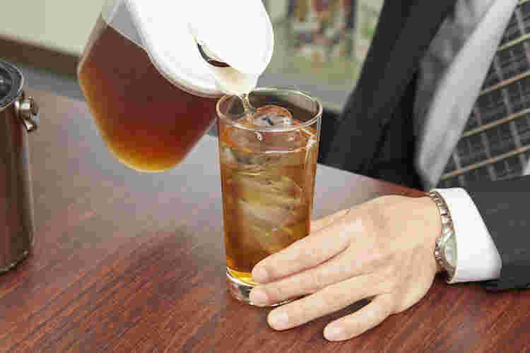 グラスに麦茶を入れる手元