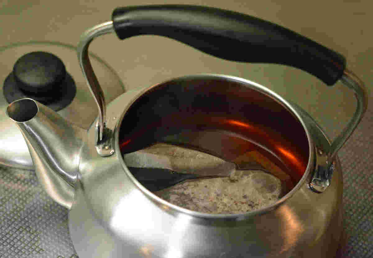 やかんで煮出す麦茶
