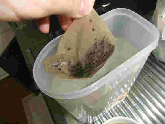 水出しの麦茶を作っているところ