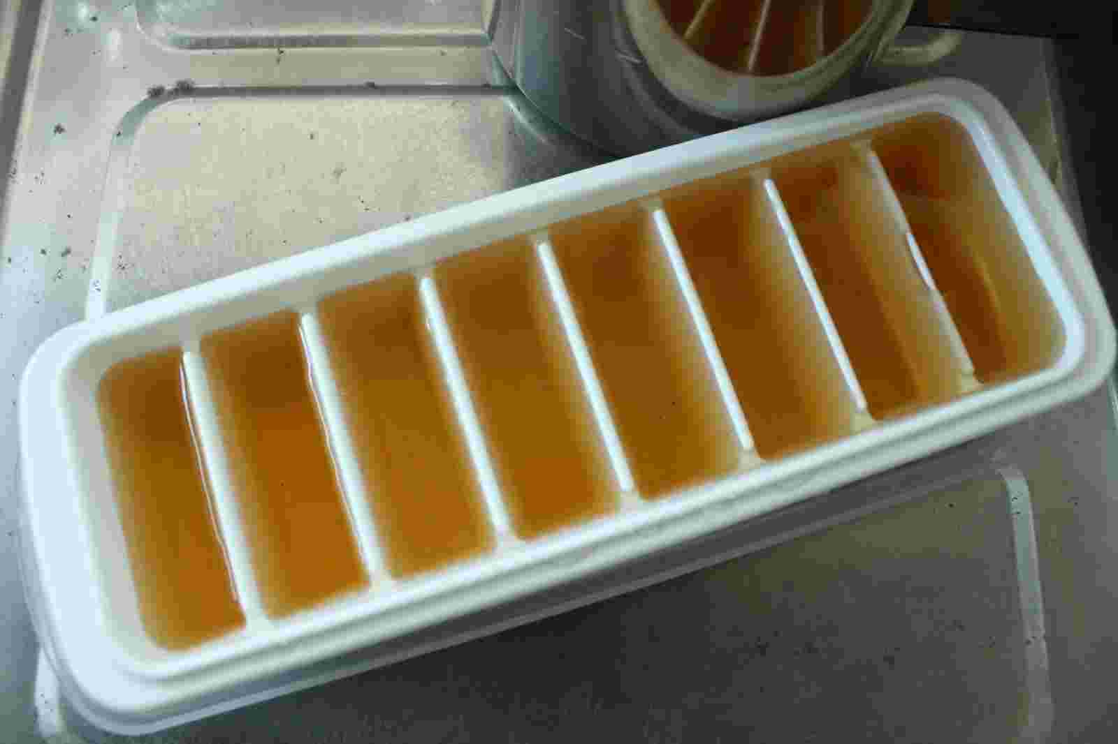 製氷皿にいれた麦茶