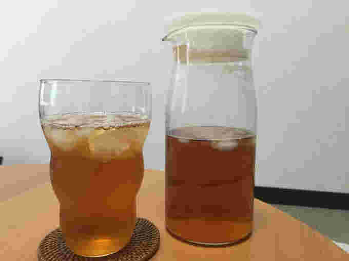 ポットとグラスの麦茶