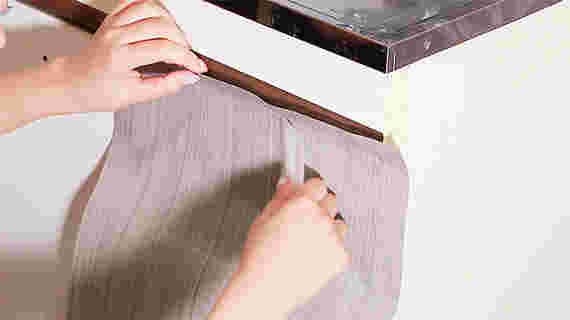 リメイクシートを貼っている様子