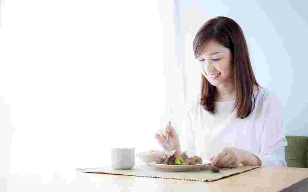 笑顔で食事をしている女性