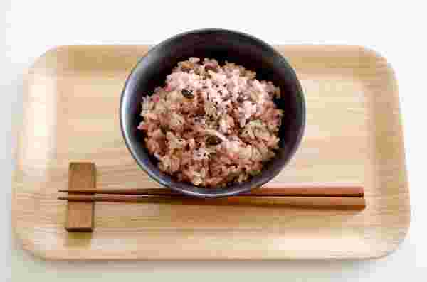 お盆の上に赤飯が盛られた茶碗が乗っている様子