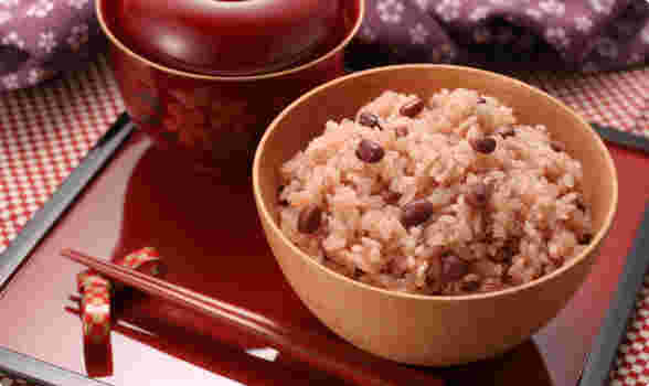 御膳に並べられた赤飯入りの茶碗
