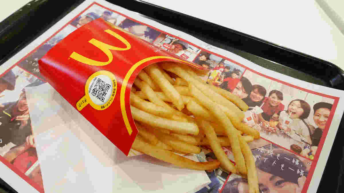 マクドナルドの店舗でトレーに乗せて提供されるマックフライポテト