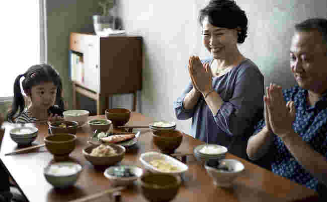 家族で食事をする画像